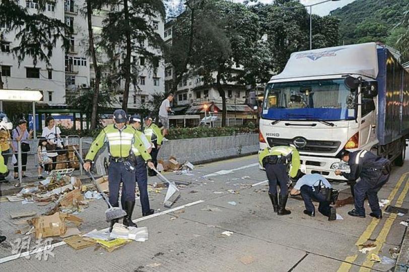 七旬拾荒老婦連人帶手推車被貨車撞倒捲入車底命危,事後老婦的紙皮散滿一地,警員要掃街清理。 (衛永康攝) 年約70多歲的拾荒老婦被貨車撞倒捲入車底,身受重傷,事後送院搶救。(衛永康攝) 七旬拾荒老婦連人帶手推車被貨車撞倒捲入車底命危,事後老婦的紙皮散滿一地,警員要掃街清理。 (衛永康攝) 年約70多歲的拾荒老婦被貨車撞倒捲入車底,身受重傷,事後送院搶救。(衛永康攝)