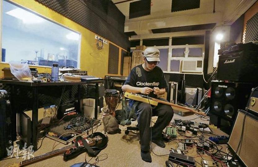 獨立音樂創作人黃津珏表示,目前與多名朋友合租牛頭角區內一個約300呎的工廈單位,每人每月付數百元,他擔心一旦工廈面臨市建局收購,會難以物色合適的地點夾Band,批評市建局重建工廈是為了經濟發展多於文化發展。(李澤彤攝) 獨立音樂創作人黃津珏表示,目前與多名朋友合租牛頭角區內一個約300呎的工廈單位,每人每月付數百元,他擔心一旦工廈面臨市建局收購,會難以物色合適的地點夾Band,批評市建局重建工廈是為了經濟發展多於文化發展。(李澤彤攝)