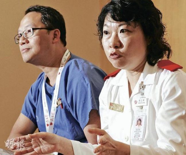 威院燒傷科顧問護師黃芷穎(右)指出,兒童因家長疏忽而在家中燙傷的個案時有發生,該科近年接到的中港家庭個案每月有兩至三宗。旁為瑪嘉烈醫院創傷急救科顧問護師梁明。(劉焌陶攝) 威院燒傷科顧問護師黃芷穎(右)指出,兒童因家長疏忽而在家中燙傷的個案時有發生,該科近年接到的中港家庭個案每月有兩至三宗。旁為瑪嘉烈醫院創傷急救科顧問護師梁明。(劉焌陶攝)