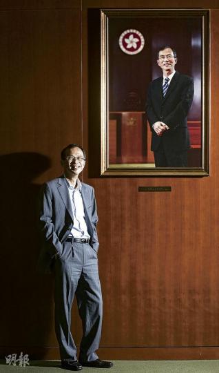 立法會主席曾鈺成站在新立法會大樓議事廳外的主席肖像下,與記者談到4年主席任期的得失,他說工作沒有想像中困難,因為秘書處團隊專業,但議會內的戾氣與日俱增,議會的對外形象無法改善,他上任時想改善議員與內地關係和提升議會形象,結果都做不到,是他最大的遺憾。(林振東攝) 立法會主席曾鈺成站在新立法會大樓議事廳外的主席肖像下,與記者談到4年主席任期的得失,他說工作沒有想像中困難,因為秘書處團隊專業,但議會內的戾氣與日俱增,議會的對外形象無法改善,他上任時想改善議員與內地關係和提升議會形象,結果都做不到,是他最大的遺憾。(林振東攝)