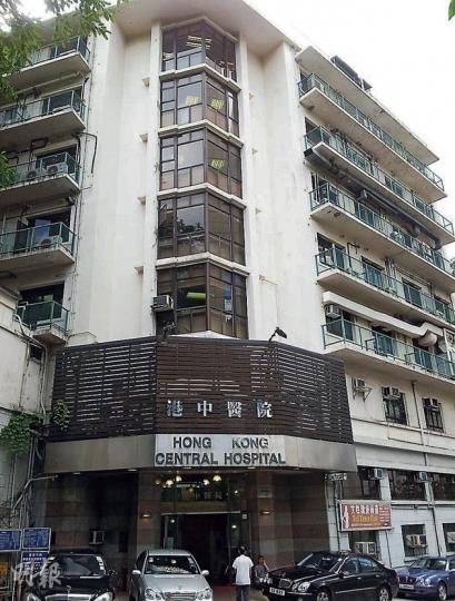 港中醫院須於3個月內交還地皮予業主聖公會,昨仍有不少病人到醫院應診,院方表示會繼續接收病人,因病人多數只留院一至數天,影響不大。(李紹昌攝) 贊育醫院不少樓層空置,門外貼上「臨時儲物」的標貼。圖中的4樓,約四分之三樓層空置,走廊放滿紙箱、紙皮。(李紹昌攝) 港中醫院須於3個月內交還地皮予業主聖公會,昨仍有不少病人到醫院應診,院方表示會繼續接收病人,因病人多數只留院一至數天,影響不大。(李紹昌攝) 贊育醫院不少樓層空置,門外貼上「臨時儲物」的標貼。圖中的4樓,約四分之三樓層空置,走廊放滿紙箱、紙皮。(李紹昌攝)