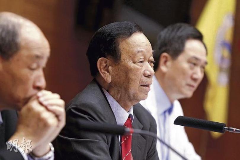 鄉議局主席劉皇發阻止鄉委辦申訴大會及參與七一遊行,表示應考慮清楚表達不滿的方法。(李澤彤攝) 鄉議局執委梁福元批評林鄭月娥「終止丁權」的言論不負責任,忽視原居民的核心權益。(李澤彤攝) 鄉議局主席劉皇發阻止鄉委辦申訴大會及參與七一遊行,表示應考慮清楚表達不滿的方法。(李澤彤攝) 鄉議局執委梁福元批評林鄭月娥「終止丁權」的言論不負責任,忽視原居民的核心權益。(李澤彤攝)