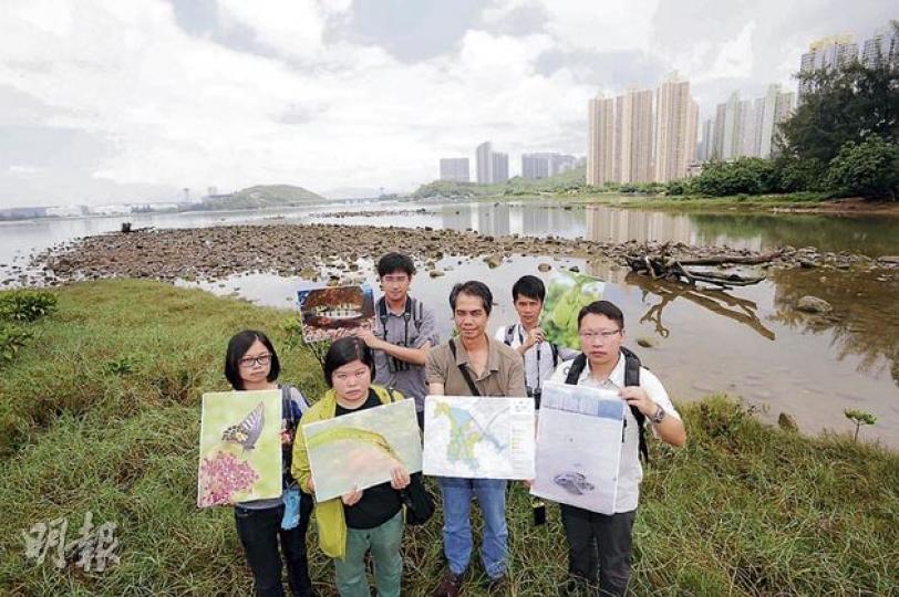 7個環保團體聯署,要求政府終止東涌填海建議,倡議保育東涌河和相關生態環境。(鄧宗弘攝) 居民心聲﹕逸東商場商戶方先生指填海會對生態造成破壞,若能提供更多房屋及增加人流,相信犧牲是值得的。(鄧宗弘攝) 居民心聲﹕逸東邨居民梁太太期望東涌擴大發展後能改善居住環境,如增加交通及社區設施。(鄧宗弘攝) 7個環保團體聯署,要求政府終止東涌填海建議,倡議保育東涌河和相關生態環境。(鄧宗弘攝) 居民心聲﹕逸東商場商戶方先生指填海會對生態造成破壞,若能提供更多房屋及增加人流,相信犧牲是值得的。(鄧宗弘攝) 居民心聲﹕逸東邨居民梁太太期望東涌擴大發展後能改善居住環境,如增加交通及社區設施。(鄧宗弘攝)