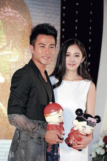 劉愷威與楊冪情侶檔拍電影獲贈結婚公仔。(攝影/記者﹕梁榮達) 劉愷威發言時,楊冪含情眽眽望着愛郎。(攝影/記者﹕梁榮達) 劉愷威與楊冪情侶檔拍電影獲贈結婚公仔。(攝影/記者﹕梁榮達) 劉愷威發言時,楊冪含情眽眽望着愛郎。(攝影/記者﹕梁榮達)