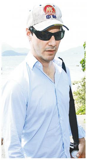 奇洛李維斯連日來均被記者緊貼追訪,難怪他昨日顯得不耐煩兼黑面了。(攝影/記者:孫華中) 奇洛輕手地推開面前的攝影機,難道是預演太極拳?(攝影/記者:孫華中) 這天出動了英國Bentley房車開工。(攝影/記者:孫華中) 奇洛李維斯連日來均被記者緊貼追訪,難怪他昨日顯得不耐煩兼黑面了。(攝影/記者:孫華中) 奇洛輕手地推開面前的攝影機,難道是預演太極拳?(攝影/記者:孫華中) 這天出動了英國Bentley房車開工。(攝影/記者:孫華中)