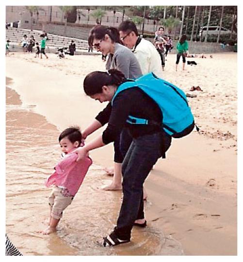 李嘉欣與丈夫許晉亨陪兒子小JM到沙灘玩,實行親子樂。(微博圖片) 李嘉欣與丈夫許晉亨陪兒子小JM到沙灘玩,實行親子樂。(微博圖片)