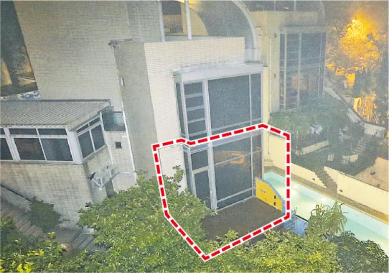 候任特首辦昨晚突然表示已清拆梁宅僭建的玻璃棚後,記者立刻趕往現場拍攝,發現僭建玻璃棚(紅框示)已徹底拆掉。(明報記者攝) 2011年5月8日未正式宣布參選前,梁振英曾在山頂大屋接待傳媒,並在三邊密封僭建的玻璃棚前,講解自己的種植心得。棚內可見有吊椅及有門通向大廳。(明報記者攝) 候任特首辦昨晚突然表示已清拆梁宅僭建的玻璃棚後,記者立刻趕往現場拍攝,發現僭建玻璃棚(紅框示)已徹底拆掉。(明報記者攝) 2011年5月8日未正式宣布參選前,梁振英曾在山頂大屋接待傳媒,並在三邊密封僭建的玻璃棚前,講解自己的種植心得。棚內可見有吊椅及有門通向大廳。(明報記者攝)