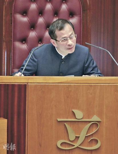 政府昨提出動議,要求立法會押後討論議程上22項法案和決議,優先處理政府重組架構的決議案,泛民質疑立法會主席曾鈺成(圖)為政府「吹黑哨」。(郭慶輝攝) 政府昨提出動議,要求立法會押後討論議程上22項法案和決議,優先處理政府重組架構的決議案,泛民質疑立法會主席曾鈺成(圖)為政府「吹黑哨」。(郭慶輝攝)