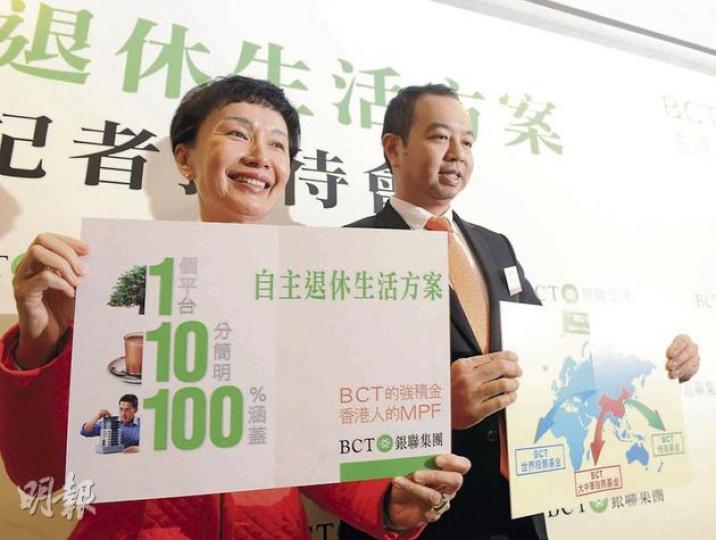 銀聯董事總經理及行政總裁劉嘉時(左)表示,推出新兩隻基金管理費低至0.99%,為回應客戶要求,基金管理費未來還有減價空間。圖右為銀聯集團投資總監陳兆文。(劉焌陶攝) 銀聯董事總經理及行政總裁劉嘉時(左)表示,推出新兩隻基金管理費低至0.99%,為回應客戶要求,基金管理費未來還有減價空間。圖右為銀聯集團投資總監陳兆文。(劉焌陶攝)