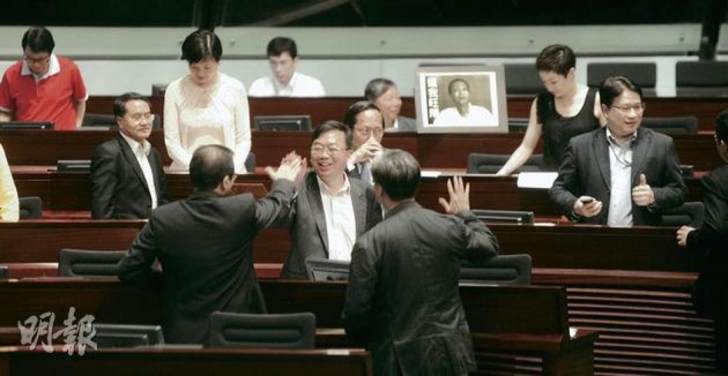 政府欲「打尖」處理改組的議案昨日以一票之差被否決後,泛民主派議員即時拍枱歡呼,民主黨張文光(第二排中)更與甘乃威(第一排左)及黃成智(第一排右)擊掌慶賀。李華明(第三排右)則舉起拇指。(余俊亮攝)立法會主席曾鈺成宣布「打尖」議案被否決,他事後對記者稱,據立法會秘書處估計,可能要到7月4日才能審議改組決議案。(余俊亮攝)在建制派兩人反對、1人棄權和6人缺席下,「打尖」議案以27票贊成、25反對、1棄權,未能取得過半數贊成而遭否決。(余俊亮攝)(明報製圖)(明報製圖) 政府欲「打尖」處理改組的議案昨日以一票之差被否決後,泛民主派議員即時拍枱歡呼,民主黨張文光(第二排中)更與甘乃威(第一排左)及黃成智(第一排右)擊掌慶賀。李華明(第三排右)則舉起拇指。(余俊亮攝)立法會主席曾鈺成宣布「打尖」議案被否決,他事後對記者稱,據立法會秘書處估計,可能要到7月4日才能審議改組決議案。(余俊亮攝)在建制派兩人反對、1人棄權和6人缺席下,「打尖」議案以27票贊成、25反對、1棄權,未能取得過半數贊成而遭否決。(余俊亮攝)(明報製圖)(明報製圖)