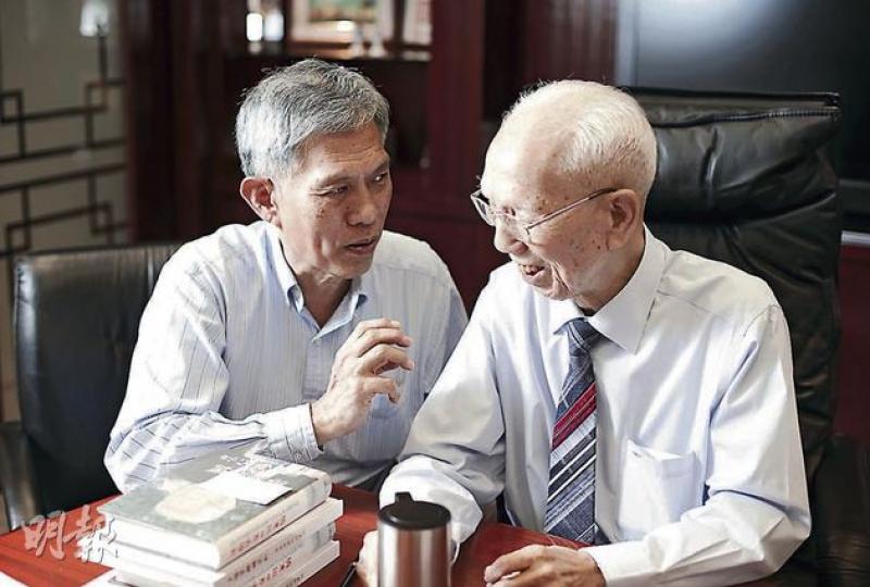 田家炳(右)在基金會董事局內只留榮譽主席虛銜,主席一職現由兒子田慶先(左)擔任。(李澤彤攝) 田家炳(右)在基金會董事局內只留榮譽主席虛銜,主席一職現由兒子田慶先(左)擔任。(李澤彤攝)