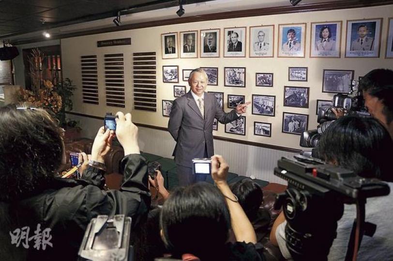 曾任入境處長的保安局長李少光昨日到入境處長官會所,舉行退休前傳媒茶敘,表示為《基本法》23條立法是「所有香港人的責任」,但認為日後若立法,最好以「白紙草案」形式先諮詢。(陳志偉攝) 曾任入境處長的保安局長李少光昨日到入境處長官會所,舉行退休前傳媒茶敘,表示為《基本法》23條立法是「所有香港人的責任」,但認為日後若立法,最好以「白紙草案」形式先諮詢。(陳志偉攝)