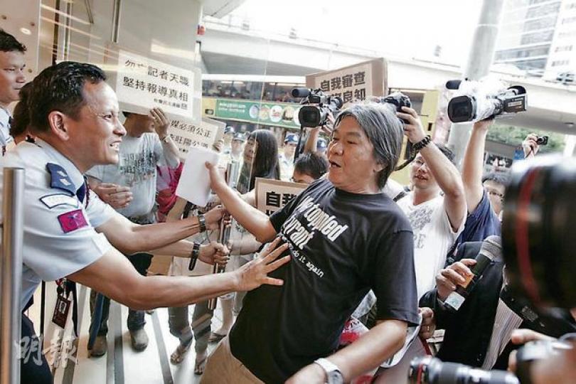社民連立法會議員梁國雄(右)抗議《南華早報》處理六四民運人士李旺陽新聞手法,其間與保安推撞。(李紹昌攝)民主黨昨到《南華早報》銅鑼灣辦公大樓門外抗議,指該報自我審查、「河蟹」李旺陽事件新聞,要求捍衛新聞自由。(李紹昌攝) 社民連立法會議員梁國雄(右)抗議《南華早報》處理六四民運人士李旺陽新聞手法,其間與保安推撞。(李紹昌攝)民主黨昨到《南華早報》銅鑼灣辦公大樓門外抗議,指該報自我審查、「河蟹」李旺陽事件新聞,要求捍衛新聞自由。(李紹昌攝)