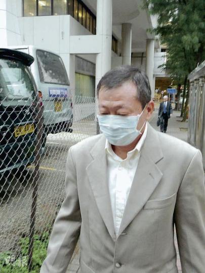 女事主作供指出,被告黃震鴻(圖)曾自動請纓要求與她一同巡邏,遭拒絕後便搶去更表,到別處向同事說三道四,「講啲好難聽說話」。(何偉畧攝) 女事主作供指出,被告黃震鴻(圖)曾自動請纓要求與她一同巡邏,遭拒絕後便搶去更表,到別處向同事說三道四,「講啲好難聽說話」。(何偉畧攝)