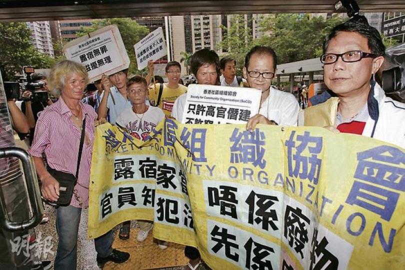 社福界立法會議員張國柱(右一)昨陪同露宿者出庭應訊。有份代表入稟的社區組織協會幹事吳衛東批評食環署毫無誠意,對和解不抱信心。(李紹昌攝) 社福界立法會議員張國柱(右一)昨陪同露宿者出庭應訊。有份代表入稟的社區組織協會幹事吳衛東批評食環署毫無誠意,對和解不抱信心。(李紹昌攝)