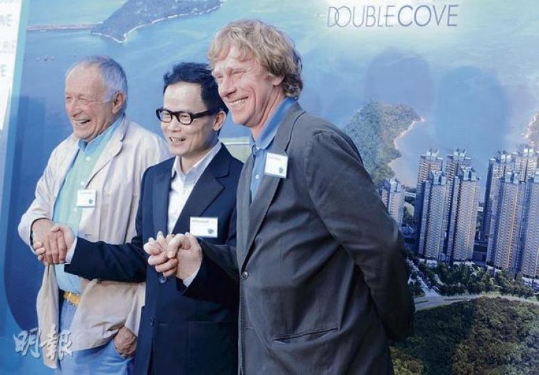 恒地營業部總經理林達民(中),昨日與為旗下樓盤「迎海」作總設計的兩位建築大師羅傑斯(Richard Rogers,左)和哈伯(Ivan Harbour,右),一起向傳媒講解樓盤的環保意念特色。(劉焌陶攝) 恒地營業部總經理林達民(中),昨日與為旗下樓盤「迎海」作總設計的兩位建築大師羅傑斯(Richard Rogers,左)和哈伯(Ivan Harbour,右),一起向傳媒講解樓盤的環保意念特色。(劉焌陶攝)
