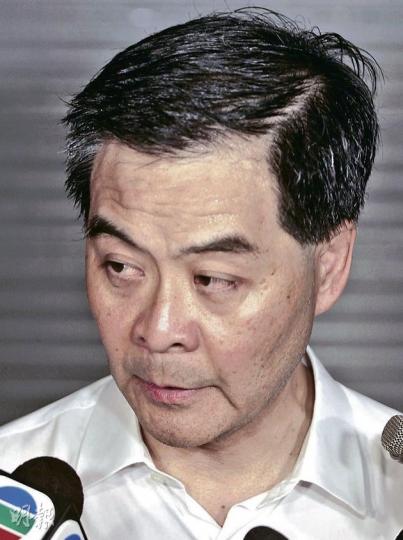 梁振英為應付山頂大宅僭建醜聞,早上要安排屋宇署進入大宅視察,及承建商清拆花棚;晚上風塵僕僕由候任辦趕回大宅,帶傳媒參觀住宅4處仍待處理的違規僭建,雙眼紅筋盡現。(郭慶輝攝)(明報製圖)(明報製圖) 梁振英為應付山頂大宅僭建醜聞,早上要安排屋宇署進入大宅視察,及承建商清拆花棚;晚上風塵僕僕由候任辦趕回大宅,帶傳媒參觀住宅4處仍待處理的違規僭建,雙眼紅筋盡現。(郭慶輝攝)(明報製圖)(明報製圖)