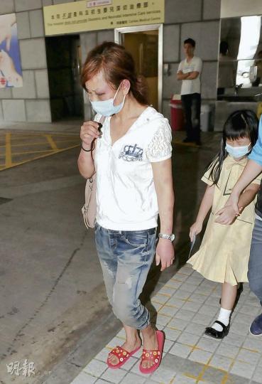 遭前夫毆打及禁錮的婦人,暗中擲「求救紙條」落街,終由拾到紙條的保安員代為報警及脫困,她與女兒事後送院敷治。(林錫禮攝) 遭前夫毆打及禁錮的婦人,暗中擲「求救紙條」落街,終由拾到紙條的保安員代為報警及脫困,她與女兒事後送院敷治。(林錫禮攝)