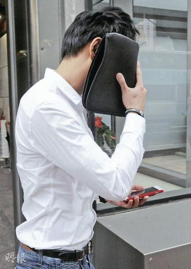 顧志雅被指取用榮文蔚兩張信用卡狂買iPad。他昨日離庭時奔逃避開攝影記者,狀甚狼狽。(尹錦恩攝) 顧志雅被指取用榮文蔚兩張信用卡狂買iPad。他昨日離庭時奔逃避開攝影記者,狀甚狼狽。(尹錦恩攝)