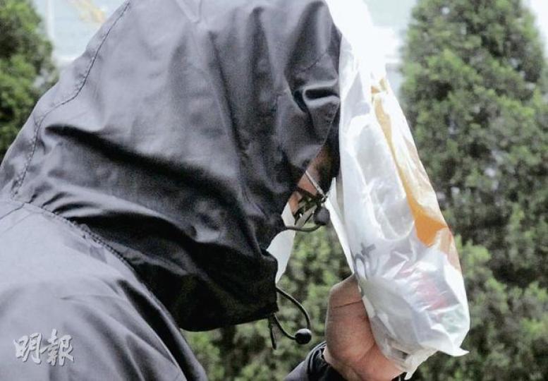 曾有管理色情場所案底的霍家証(圖),獲批保釋後火速支付10萬元現金離庭。控方指出,受害人首度被侵犯後,怕丟失工作一直啞忍,引發連串後患。(尹錦恩攝) 曾有管理色情場所案底的霍家証(圖),獲批保釋後火速支付10萬元現金離庭。控方指出,受害人首度被侵犯後,怕丟失工作一直啞忍,引發連串後患。(尹錦恩攝)