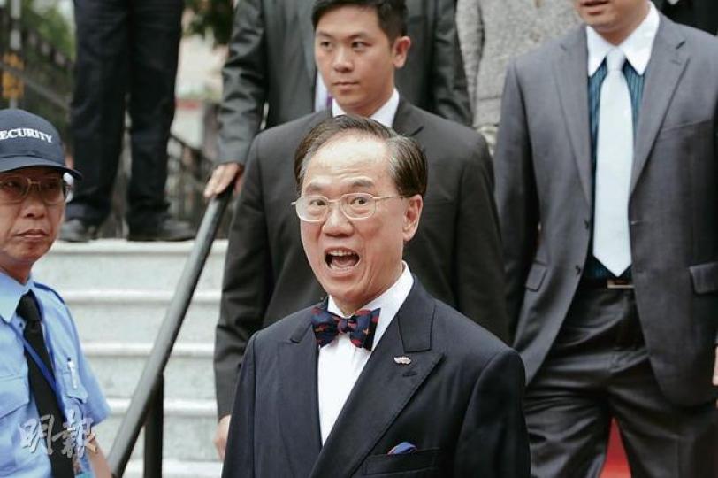 特首曾蔭權昨出席饒宗頤文物館開幕典禮時神情輕鬆,離開時向記者說再見,做出張口「O嘴」的表情。(尹錦恩攝) 特首曾蔭權昨出席饒宗頤文物館開幕典禮時神情輕鬆,離開時向記者說再見,做出張口「O嘴」的表情。(尹錦恩攝)