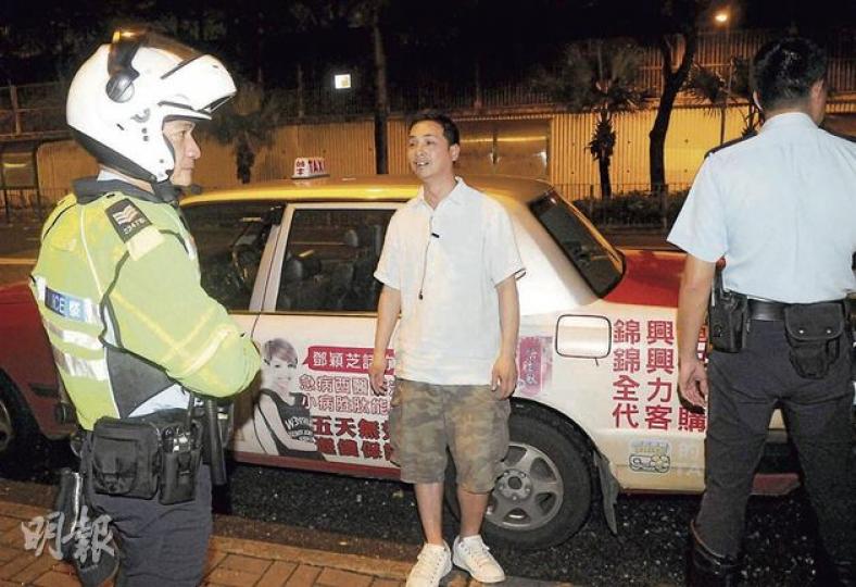 的士司機經警員詳細測試後確認既無濫藥、亦無醉酒,他對事件感到無奈。(蔡方山攝)女乘客不滿的士司機態度,報警指懷疑司機藥後駕駛,雖然警方已證實司機清白,但女乘客仍是憤憤不平。(蔡方山攝) 的士司機經警員詳細測試後確認既無濫藥、亦無醉酒,他對事件感到無奈。(蔡方山攝)女乘客不滿的士司機態度,報警指懷疑司機藥後駕駛,雖然警方已證實司機清白,但女乘客仍是憤憤不平。(蔡方山攝)