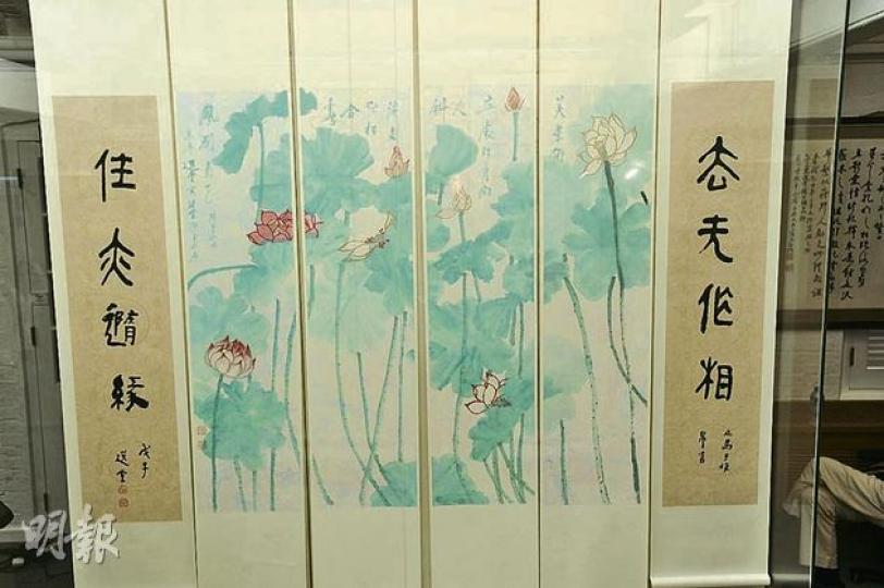 國學大師饒宗頤去年創作的水墨畫《荷花四屏》,以「敦煌描白」手法繪畫,並大膽以金色、紅色等鮮艷顏色的簡單線條,勾畫出荷花形態,輔以潑墨而成的荷葉,營造出自然飄逸的意境。(尹錦恩攝)已屆95歲高齡的國學大師饒宗頤昨出席文化館開幕禮,雖然要以輪椅代步,但精神不錯。(尹錦恩攝) 國學大師饒宗頤去年創作的水墨畫《荷花四屏》,以「敦煌描白」手法繪畫,並大膽以金色、紅色等鮮艷顏色的簡單線條,勾畫出荷花形態,輔以潑墨而成的荷葉,營造出自然飄逸的意境。(尹錦恩攝)已屆95歲高齡的國學大師饒宗頤昨出席文化館開幕禮,雖然要以輪椅代步,但精神不錯。(尹錦恩攝)