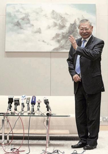 即將退休的教育局長孫明揚昨日指出,公務員做事會按部就班,或會令不熟悉制度的人覺得是拖延。(余俊亮攝) 即將退休的教育局長孫明揚昨日指出,公務員做事會按部就班,或會令不熟悉制度的人覺得是拖延。(余俊亮攝)