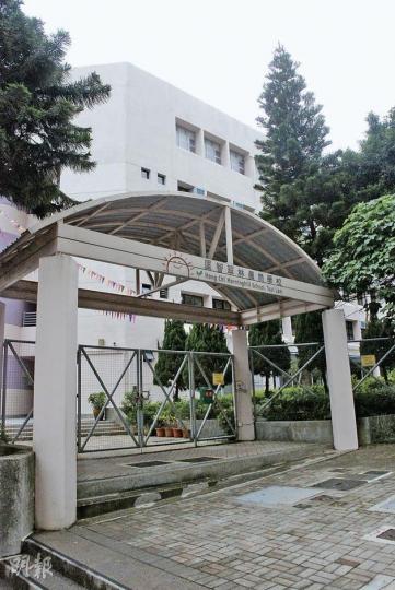 將軍澳匡智翠林晨崗學校昨有男學生一度揚言欲自殺,幸教職員經勸導下男學生回復平靜,由救護車送院檢驗。(雲錦鋒攝) 將軍澳匡智翠林晨崗學校昨有男學生一度揚言欲自殺,幸教職員經勸導下男學生回復平靜,由救護車送院檢驗。(雲錦鋒攝)