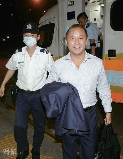 在赤柱車禍後感頸痛的跑車司機陳磊明律師(圖右)由救護車送院,他因涉嫌酒後駕駛被警方拘捕,其後獲准保釋候查。(蔡方山攝)在赤柱醉駕車禍中與小巴碰撞,價值約100萬的保時捷跑車事後被拖走。(蔡方山攝) 在赤柱車禍後感頸痛的跑車司機陳磊明律師(圖右)由救護車送院,他因涉嫌酒後駕駛被警方拘捕,其後獲准保釋候查。(蔡方山攝)在赤柱醉駕車禍中與小巴碰撞,價值約100萬的保時捷跑車事後被拖走。(蔡方山攝)