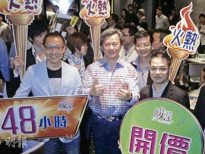 長實執行董事趙國雄(中)、長實地產投資董事郭子威(左)均表示,峻瀅首推單位的售價,將有一定「水位」。(林可為攝) 長實執行董事趙國雄(中)、長實地產投資董事郭子威(左)均表示,峻瀅首推單位的售價,將有一定「水位」。(林可為攝)