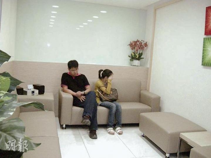 腦出血女嬰動手術後延至昨晨不治,其父母到醫院認屍,神情哀傷(曾映妹攝) 13個月大女嬰疑因腦出血昏迷不醒前晚送院,經手術搶救後告不治,醫生檢查時發現女嬰頭部有瘀傷,警方懷疑有人虐待或疏忽照顧女嬰導致慘劇。(蔡方山攝) 腦出血女嬰動手術後延至昨晨不治,其父母到醫院認屍,神情哀傷(曾映妹攝) 13個月大女嬰疑因腦出血昏迷不醒前晚送院,經手術搶救後告不治,醫生檢查時發現女嬰頭部有瘀傷,警方懷疑有人虐待或疏忽照顧女嬰導致慘劇。(蔡方山攝)