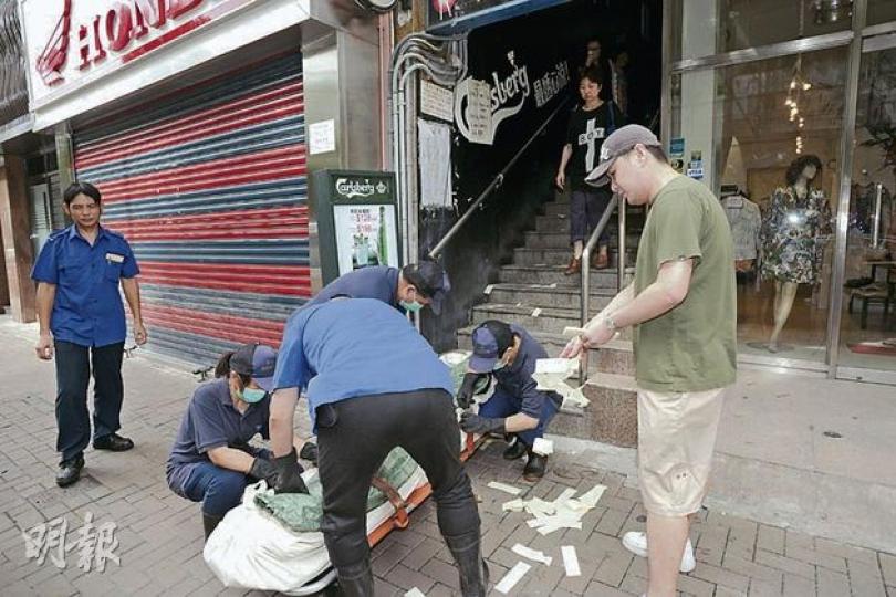何文田太平道一閣樓酒吧一名30多歲兼職員工前晚疑飲過量烈酒後昏迷醉倒酒吧內,至昨午被發現已經死亡。仵作昨午到場抬走死者屍體時,死者同事及朋友為他撒紙溪錢,送他最後一程。(樊銳昌攝) (明報製圖) 何文田太平道一閣樓酒吧一名30多歲兼職員工前晚疑飲過量烈酒後昏迷醉倒酒吧內,至昨午被發現已經死亡。仵作昨午到場抬走死者屍體時,死者同事及朋友為他撒紙溪錢,送他最後一程。(樊銳昌攝) (明報製圖)