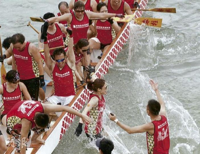 港島赤柱、新界沙田城門河等地昨日均舉辦龍舟大賽，其中，永明金融赤柱國際龍舟錦標賽2012，是全球最大型的單日龍舟錦標賽事。錦標賽吸引超過250支香港及海外龍舟隊、逾5000人參賽，參賽人數是歷年最高，參賽者中，外籍人士約佔七成。（李紹昌攝） 赤柱龍舟比賽增設了「最佳服裝獎」環節，參賽者裝扮成各式各樣的角色比併，圖中參賽者以泳衣上陣。（李紹昌攝）