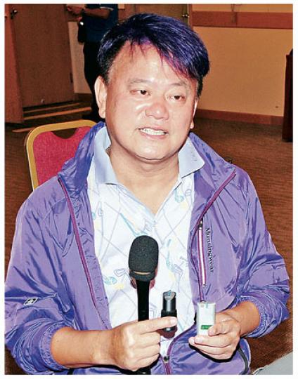 阿叻寄語王晶,他的老闆是買了TVB的陳國強,言下之意叫王晶不應踩港姐。(攝影﹕梁迺楠) 阿叻寄語王晶,他的老闆是買了TVB的陳國強,言下之意叫王晶不應踩港姐。(攝影﹕梁迺楠)