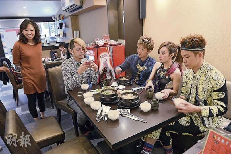 「大嘴巴」成員懷秋(中間藍衫)愛與成員到母親(左)開的韓國食店開餐。(攝影/記者﹕魏幼芳、楊安莉、劉永銳、黃梓烜) 「高麗亭」人流不斷,除了因明星效應,食物質素佳亦是成功原因之一。(攝影/記者﹕魏幼芳、楊安莉、劉永銳、黃梓烜) 「大嘴巴」成員懷秋(中間藍衫)愛與成員到母親(左)開的韓國食店開餐。(攝影/記者﹕魏幼芳、楊安莉、劉永銳、黃梓烜) 「高麗亭」人流不斷,除了因明星效應,食物質素佳亦是成功原因之一。(攝影/記者﹕魏幼芳、楊安莉、劉永銳、黃梓烜)