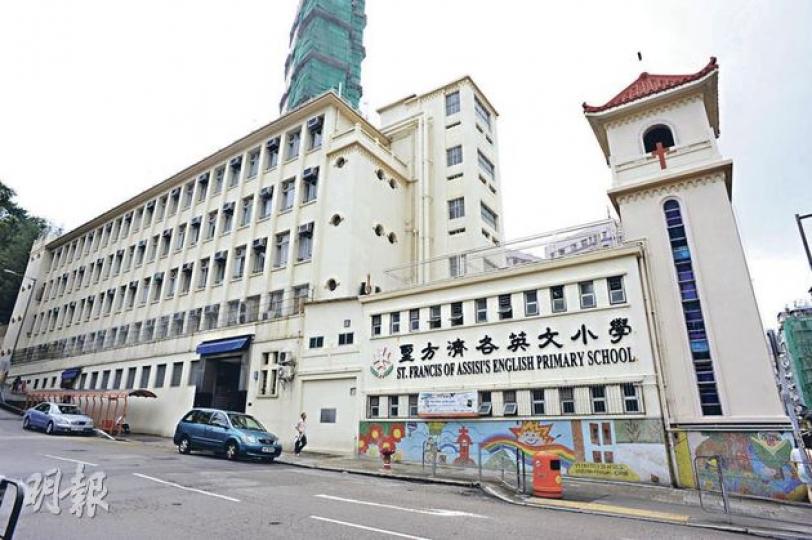 本報接獲家長投訴稱,位於石硤尾的私立學校聖方濟各英文小學,要求所有學生自行購買價值約4700元的最新款iPad平板電腦,配合學校於小三中、英文科改行電子教學,而購買電腦的費用相當於使用紙本書的3倍。校方強調,無意逼家長買iPad。(陳淑安攝) 本報接獲家長投訴稱,位於石硤尾的私立學校聖方濟各英文小學,要求所有學生自行購買價值約4700元的最新款iPad平板電腦,配合學校於小三中、英文科改行電子教學,而購買電腦的費用相當於使用紙本書的3倍。校方強調,無意逼家長買iPad。(陳淑安攝)
