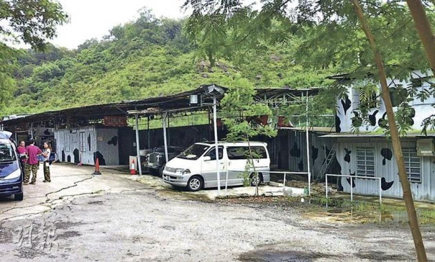 元朗大棠荔枝山莊毗鄰的大棠野戰場地服務中心,在政府土地上違規擺放構築物,包括在休息區及泊車位上加建的鐵皮上蓋,以及擺放貨櫃用作存放軍服和更衣室。(林耀華攝) 元朗大棠荔枝山莊毗鄰的大棠野戰場地服務中心,在政府土地上違規擺放構築物,包括在休息區及泊車位上加建的鐵皮上蓋,以及擺放貨櫃用作存放軍服和更衣室。(林耀華攝)