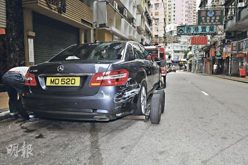 由莎莎公司持有的平治房車,昨晨與警方鐵馬相撞,警員腳部輕傷送院。(林錫禮攝) 由莎莎公司持有的平治房車,昨晨與警方鐵馬相撞,警員腳部輕傷送院。(林錫禮攝)