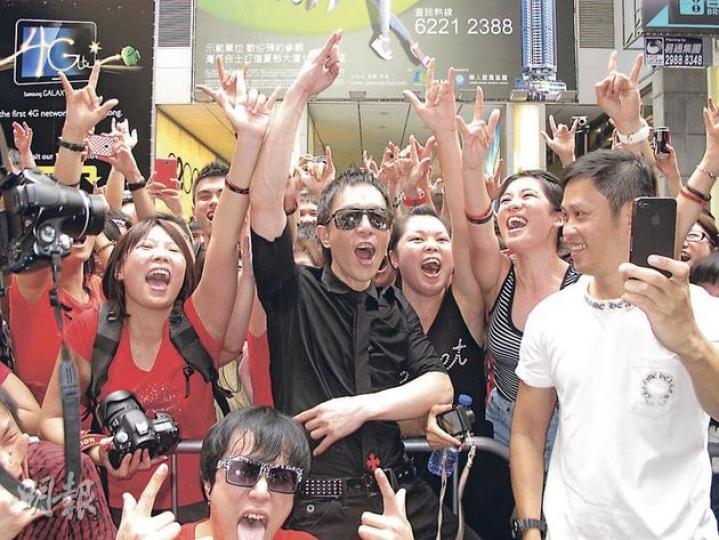 黃貫中為下月的紅館演唱會造勢,吸引大批歌迷支持。(攝影/記者:孫慧莊) 黃貫中為下月的紅館演唱會造勢,吸引大批歌迷支持。(攝影/記者:孫慧莊)
