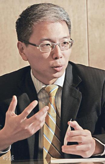 顏劍文指出,相信人民幣業務未來焦點,在於放寬資本帳下項目,在境外創造資金。(劉焌陶攝) 顏劍文指出,相信人民幣業務未來焦點,在於放寬資本帳下項目,在境外創造資金。(劉焌陶攝)