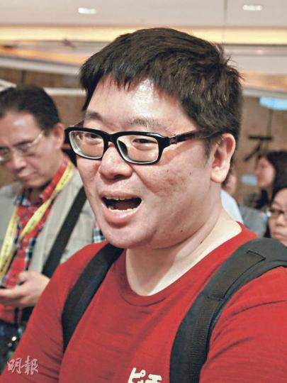 睇樓客徐先生﹕雖然政府即將換屆,但由於樓價下跌勢必會引起社會大亂,估計新特首亦不會有太多控制樓市措施出台。(林尚民攝) 睇樓客徐先生﹕雖然政府即將換屆,但由於樓價下跌勢必會引起社會大亂,估計新特首亦不會有太多控制樓市措施出台。(林尚民攝)