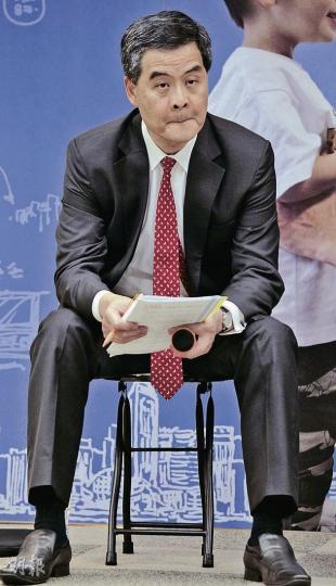 僭建醜聞纏身,候任特首梁振英昨日出席民建聯的座談會時,也是一張櫈一支筆,但就明顯缺少了往日的神采和氣焰。(郭慶輝攝) 民主黨主席何俊仁(右二)將就梁振英當選特首提出選舉呈請或司法覆核,稱是要為不滿梁僭建的市民發聲。旁為單仲偕(右一)、劉慧卿(左二)和李永達(左一)。(郭慶輝攝) 人民力量及民協昨日分別到廉政公署,投訴候任特首梁振英在選舉時作出沒有僭建的失實陳述,違反選舉法例。(鄧宗弘攝) 僭建醜聞纏身,候任特首梁振英昨日出席民建聯的座談會時,也是一張櫈一支筆,但就明顯缺少了往日的神采和氣焰。(郭慶輝攝) 民主黨主席何俊仁(右二)將就梁振英當選特首提出選舉呈請或司法覆核,稱是要為不滿梁僭建的市民發聲。旁為單仲偕(右一)、劉慧卿(左二)和李永達(左一)。(郭慶輝攝) 人民力量及民協昨日分別到廉政公署,投訴候任特首梁振英在選舉時作出沒有僭建的失實陳述,違反選舉法例。(鄧宗弘攝)