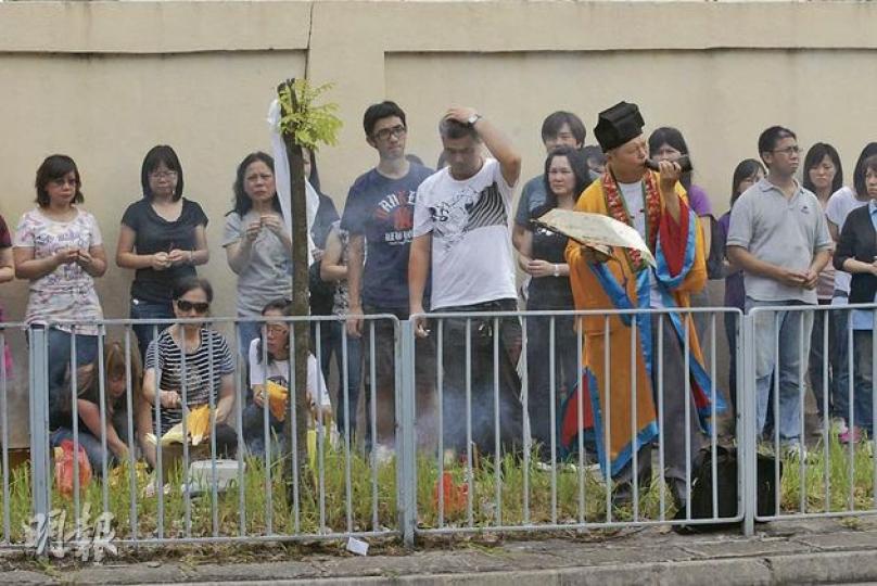 車禍後,女死者的丈夫(中間白衣者)、親友及同事在法師帶領下,重返車禍現場拜祭及招魂。(鍾炳然攝) 警員事後在奪命車禍現場調查,涉事專線小巴及私家車車頭均見損毁。(鍾炳然攝) 私家車擋風玻璃龜裂,女乘客疑曾頭撼擋風玻璃。(鍾炳然攝) 車禍後,女死者的丈夫(中間白衣者)、親友及同事在法師帶領下,重返車禍現場拜祭及招魂。(鍾炳然攝) 警員事後在奪命車禍現場調查,涉事專線小巴及私家車車頭均見損毁。(鍾炳然攝) 私家車擋風玻璃龜裂,女乘客疑曾頭撼擋風玻璃。(鍾炳然攝)