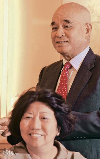 新世界發展主席鄭家純(後)說,作為生意人也希望「取諸社會、用諸社會」,否認扶貧是新政府「政治分餅」的舉動。曾任梁振英競選辦副主任的新世界執董紀文鳳(前)會協助鄭家純的扶貧及慈善工作。(劉焌陶攝) 新世界發展主席鄭家純(後)說,作為生意人也希望「取諸社會、用諸社會」,否認扶貧是新政府「政治分餅」的舉動。曾任梁振英競選辦副主任的新世界執董紀文鳳(前)會協助鄭家純的扶貧及慈善工作。(劉焌陶攝)