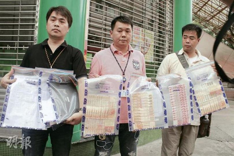 探員在被捕疑犯單位內發現4000萬元外圍波纜及馬纜紙,並檢獲大批現金。(邱雅錡攝) 涉嫌當「艇仔」收受外圍波纜及馬纜的疑犯,被黑布蒙頭戴上手銬拘捕。(邱雅錡攝) 探員在被捕疑犯單位內發現4000萬元外圍波纜及馬纜紙,並檢獲大批現金。(邱雅錡攝) 涉嫌當「艇仔」收受外圍波纜及馬纜的疑犯,被黑布蒙頭戴上手銬拘捕。(邱雅錡攝)