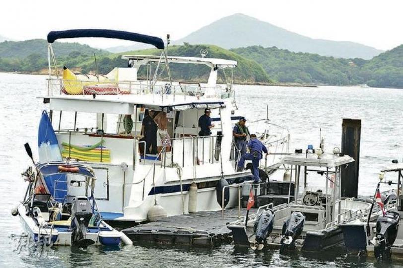 水警在西貢海面截查一艘遊艇,懷疑船上多名男女吸毒,警犬在船上搜出毒品。(衛永康攝) 水警在西貢海面截查一艘遊艇,懷疑船上多名男女吸毒,警犬在船上搜出毒品。(衛永康攝)
