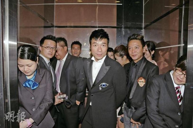 許志安做兄弟也被大家取笑預演婚禮。(攝影:黃梓烜、孫華中) 鄭秀文一身彩裝打扮祝賀一對新人。(攝影:黃梓烜、孫華中) 歐陽德勛與蔡立兒的愛情長跑終有結果。(攝影:黃梓烜、孫華中) 一對新人深深一吻,寓意婚姻天長地久。(攝影:黃梓烜、孫華中) 鄭秀文(右)剛抵埗,與剛去洗手間的許志安碰上,緣分真的擋不了。(攝影:黃梓烜、孫華中) 杜德偉見到好友幸福都想快些做新郎哥。(攝影:黃梓烜、孫華中) 歐陽震華與太太是恩愛模範。(攝影:黃梓烜、孫華中) 張衛健與太太張茜祝福一對新人百年好合。(攝影:黃梓烜、孫 許志安做兄弟也被大家取笑預演婚禮。(攝影:黃梓烜、孫華中) 鄭秀文一身彩裝打扮祝賀一對新人。(攝影:黃梓烜、孫華中) 歐陽德勛與蔡立兒的愛情長跑終有結果。(攝影:黃梓烜、孫華中) 一對新人深深一吻,寓意婚姻天長地久。(攝影:黃梓烜、孫華中) 鄭秀文(右)剛抵埗,與剛去洗手間的許志安碰上,緣分真的擋不了。(攝影:黃梓烜、孫華中) 杜德偉見到好友幸福都想快些做新郎哥。(攝影:黃梓烜、孫華中) 歐陽震華與太太是恩愛模範。(攝影:黃梓烜、孫華中) 張衛健與太太張茜祝福一對新人百年好合。(攝影:黃梓烜、孫