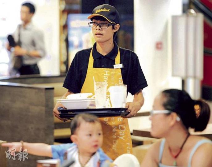 雖然大家樂指出,因為人工支出按年升了17%導致業績倒退,但香港分部業績其實未受最低工資影響,除稅、折舊及攤銷前利潤達7億元,跟去年相同。 (尹錦恩攝) 雖然大家樂指出,因為人工支出按年升了17%導致業績倒退,但香港分部業績其實未受最低工資影響,除稅、折舊及攤銷前利潤達7億元,跟去年相同。 (尹錦恩攝)