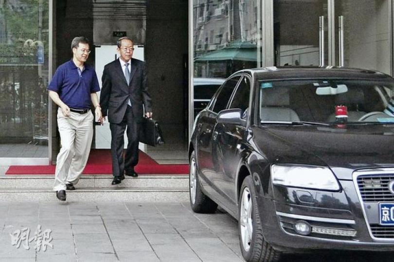 港澳辦主任王光亞(右)昨在北京被問及梁振英可有誠信問題、是否適合當特首時,均拒絕回應,並在司機護送下坐車離開。(林凱旻攝) 港澳辦主任王光亞(右)昨在北京被問及梁振英可有誠信問題、是否適合當特首時,均拒絕回應,並在司機護送下坐車離開。(林凱旻攝)